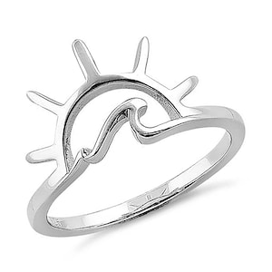 Könnte beinhalten: Silberring mit Wellen- und Sonnenmotiv. Der Ring ist aus Sterlingsilber gefertigt und hat eine polierte Oberfläche.