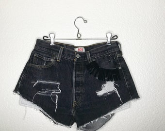 Levi-Shorts, Levi 501, Levi Jeans, Upcycled Kleidung für Frauen, upcycling, Recycling umfunktioniert, zerstörten Jeans, Ohrstecker