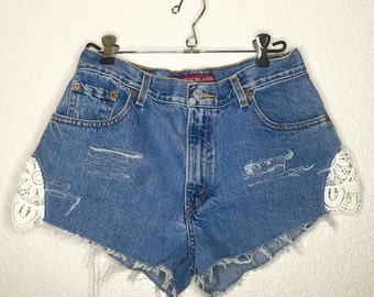 Levis, Levi Shorts, Levi Jeans, Denim-Shorts, Spitzenbesatz, Spitzenstoff, Upcycled Recycling umfunktionierten, zerstörten Denim