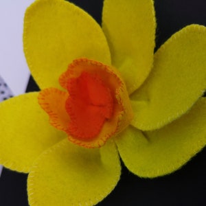 Daffodil Felt Art Brooch - Handmade Floral Pin for a Touch of Spring