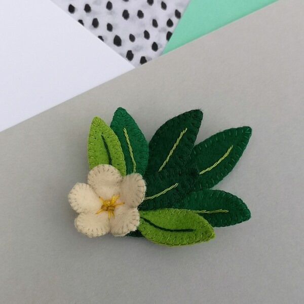 Gorgeous little white flower felt brooch pin, small felted white flowers, gift for mum, Mother's day card