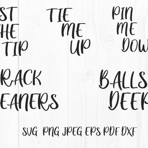 Pode incluir: Um conjunto de seis arquivos de corte digital com frases engraçadas e sugestivas. As frases são "Just the tip", "Tie me up", "Pin me down", "Crack cleaners", "Balls deep" e "SVG PNG JPEG EPS PDF DXF".