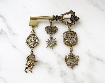 Vintage Marla Buck Signed Golden Key Charm Brooch ETC5146