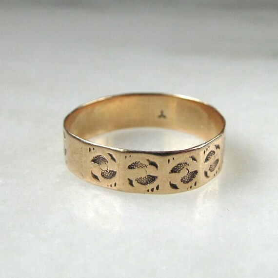 Antique 10K Yellow Gold Etched Cigar Band Ring Sz… - image 3