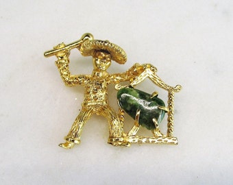 Vintage BSK Green Jade Asian Gong Chinese Man Brooch Gold Tone ETC5700