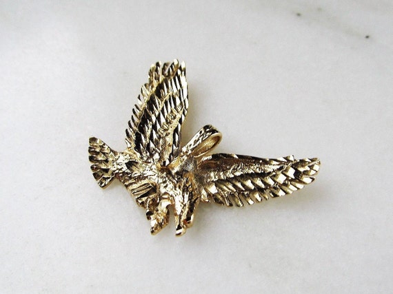 Vintage 10K Diamond Cut Flying Eagle Necklace Pen… - image 2