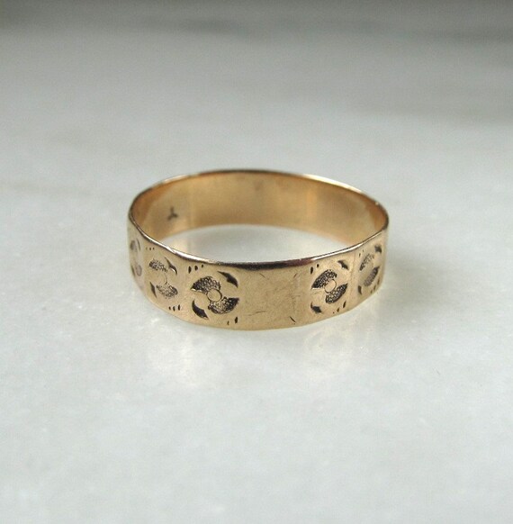 Antique 10K Yellow Gold Etched Cigar Band Ring Sz… - image 4