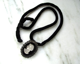 Vintage Glass Reverse Cameo Pendant Necklace w/ Black Velvet Ribbon ETC9522