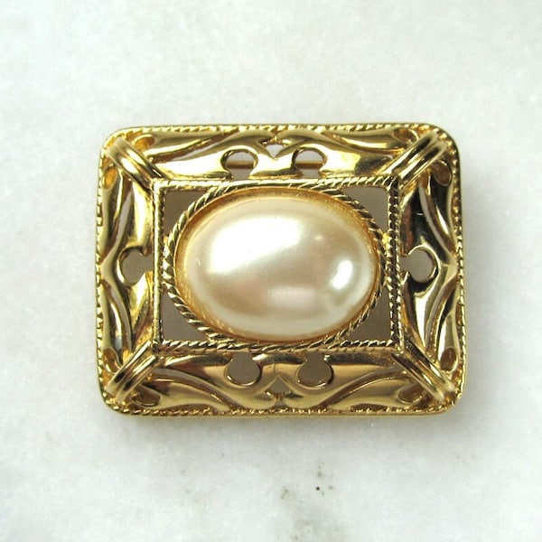 Vintage Richelieu Faux Pearl Gold Toned Rectangle Brooch Pin ETC8109