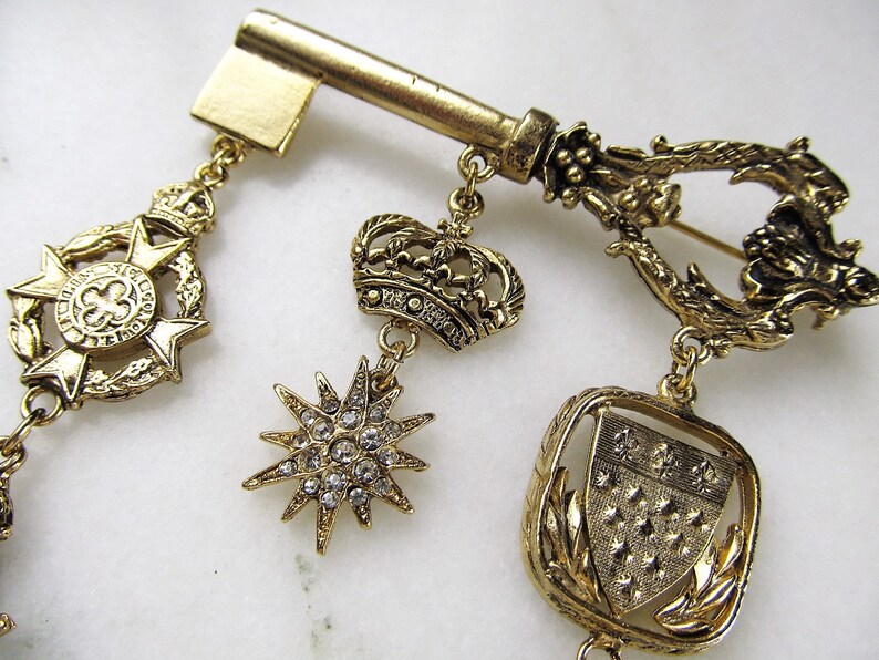 Vintage Marla Buck Signed Golden Key Charm Brooch ETC5146