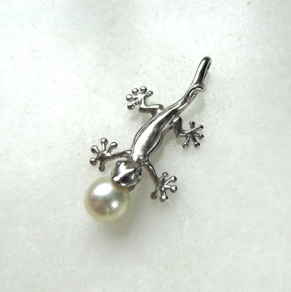 Vintage Sterling Silver Lizard with Pearl Pendant… - image 1