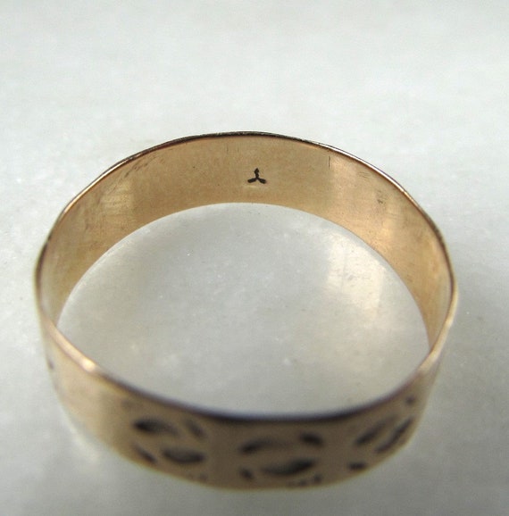 Antique 10K Yellow Gold Etched Cigar Band Ring Sz… - image 5