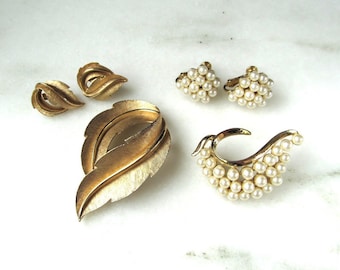 Vintage Modeschmuck Brosche & Ohrclips Sets Kronen Trifari Gold Faux Perle ETC9523