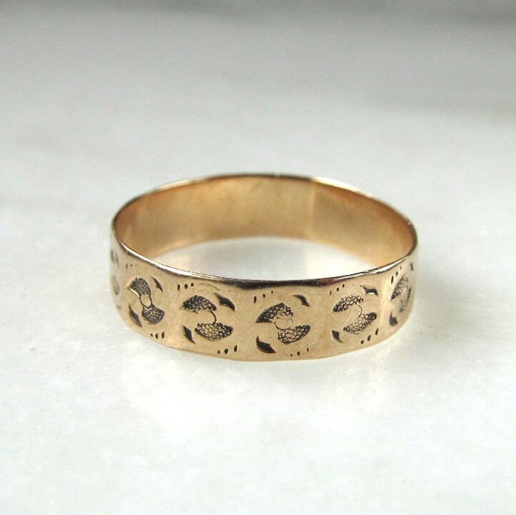 Antique 10K Yellow Gold Etched Cigar Band Ring Sz… - image 2