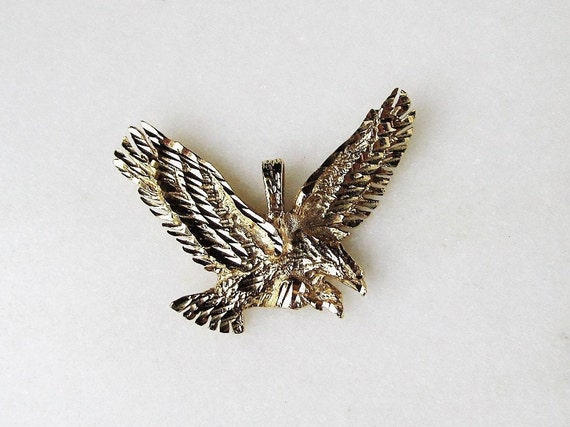 Vintage 10K Diamond Cut Flying Eagle Necklace Pen… - image 1