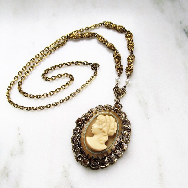 Domaine vintage Allemagne de l’Ouest Victorienne Revival Cameo Pendant Necklace ETC3565
