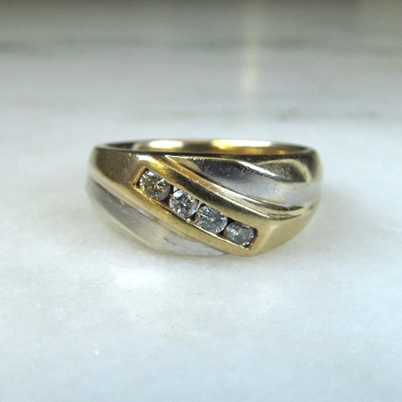 MEN'S TWO-TONE GOLD RING WITH BLACK AGATE AND 3 PRINCESS CUT DIAMONDS, .22  CT TW