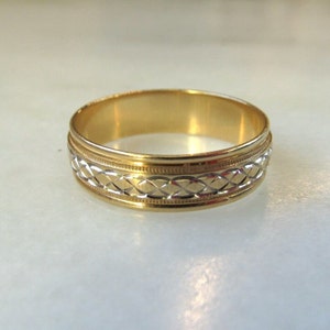 Vintage 14K Carved Two Tone Mens Gold Band Ring Sz 11 ETC8727