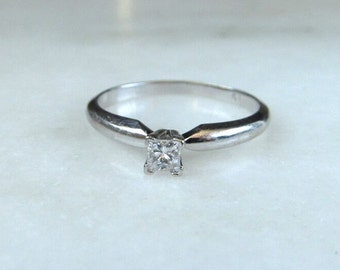 Vintage 10K White Gold Ladies .15ct Princess Diamond Solitaire Engagement Ring ETC7993