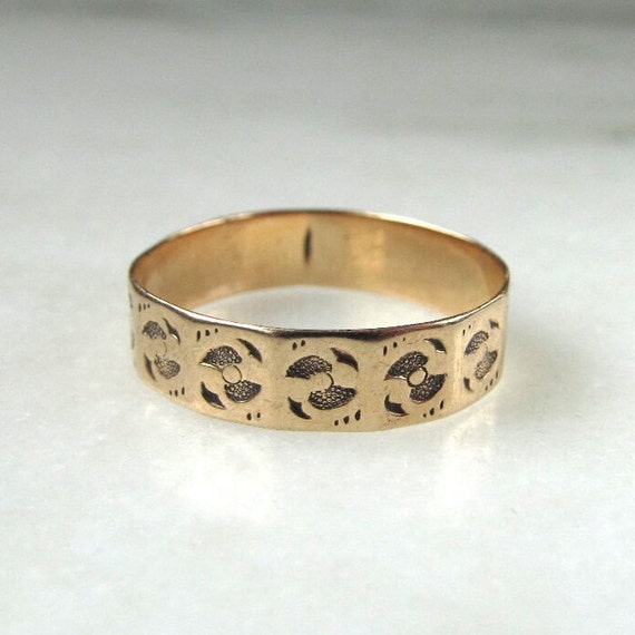 Antique 10K Yellow Gold Etched Cigar Band Ring Sz… - image 1
