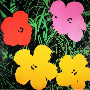 Può includere: Stampa pop art con quattro grandi fiori stilizzati in colori vivaci. Un fiore rosso, un fiore rosa e due fiori gialli sono ambientati su uno sfondo nero con fogliame verde. L'opera d'arte ha uno stile grafico audace.