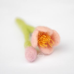 桃の花のフェルトブローチ、花のブローチ、ニードルフェルトブローチ、フェルトフラワーピン、母の日のギフト、花嫁介添人ギフト、ウェディングブローチ