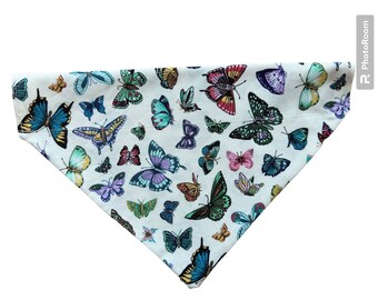 Hondenbandana grote vlinder | Overkraag hondenbandana UK | Handgemaakte huisdierbandana | Gebloemd honden- en kattenaccessoire | verjaardagscadeau huisdier | hondenstijl