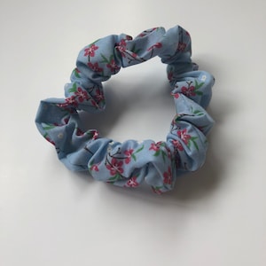 Light Blue Floral Hair Tie / Botanical Scrunchie / Summer Scrunchie for girls and Women / Blue Floral Hair Accessory / Hair Gift for Her