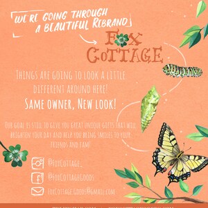 K&ouml;nnte beinhalten: Ein pfirsichfarbener Hintergrund mit dem Text "We're going through a beautiful rebrand" und "Fox Cottage". Der Text ist in einer handschriftlichen Schrift. Das Bild zeigt auch einen Schmetterling, eine Raupe und eine Puppe. Der Text "Things are going to look a little different around here! Same owner, new look!" ist ebenfalls enthalten. Das Bild enth&auml;lt Social-Media-Handles und eine E-Mail-Adresse f&uuml;r Fox Cottage.