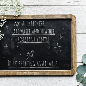 K&ouml;nnte beinhalten: Eine schwarze Tafel mit wei&szlig;er Kreidebeschriftung, die "All Stickerz are water and weather resistant vinyl! Bulk pricing available! Etsy.com/shop/Tylershaedesigns" lautet.