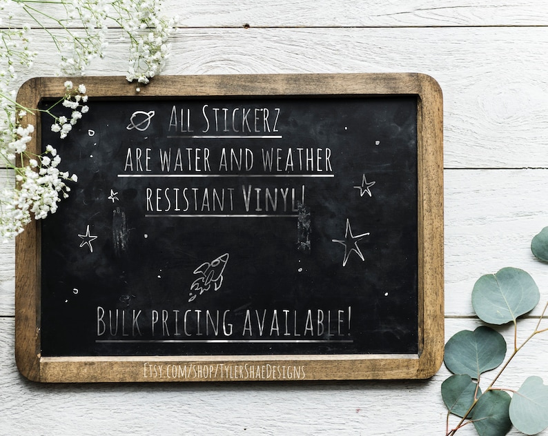 K&ouml;nnte beinhalten: Eine schwarze Tafel mit wei&szlig;er Kreidebeschriftung, die "All Stickerz are water and weather resistant vinyl! Bulk pricing available! Etsy.com/shop/Tylershaedesigns" lautet.