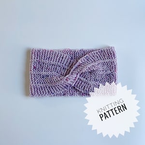 Könnte beinhalten: Ein gestricktes Stirnband in Lila und Rosa mit einem gedrehten Design. Das Stirnband befindet sich auf einem weißen Hintergrund mit den Worten "Knitting Pattern" in einem weißen Kreis mit schwarzem Umriss.
