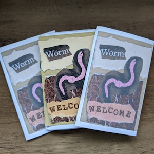 Puede incluir: Tres tarjetas coloridas con una ilustración de gusano y la palabra "Worm" en cada tarjeta. Las tarjetas también tienen la palabra "Welcome" impresa.