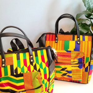 Peut inclure: Deux sacs fourre-tout en cuir noir avec un tissu imprimé africain coloré. Les sacs ont une poche zippée à l'avant et une fermeture éclair supérieure.