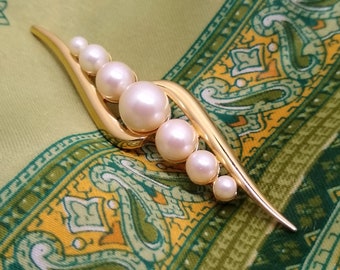 VINTAGE Monet Gold Tone and Faux Pearl Pin