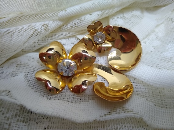 CORO Pin - Gold Tone and Rhinestone Flower and Sw… - image 3