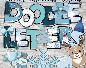 Könnte beinhalten: Ein digitales Grafikdesign mit dem Text "8 Doodle Alphabets + Clipart". Die Buchstaben sind mit Winterelementen wie Schneemännern, Schneeflocken und einem Weihnachtsbaum in einem hellblauen und weißen Farbschema verziert.