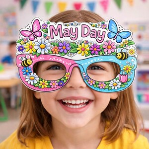 Könnte beinhalten: Ein Kind trägt eine dekorative Papierbrille mit dem Schriftzug "May Day" oben. Die Brille ist rosa und blau und mit Blumen, Schmetterlingen und Bienen verziert. Das Kind lächelt.