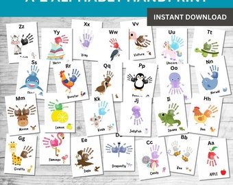 Pode incluir: Um conjunto de impressões de mão imprimíveis do alfabeto A-Z com ilustrações de animais e objetos. Cada letra é emparelhada com uma impressão de mão e uma imagem correspondente, como uma zebra para Z, um galo para R e uma libélula para D.