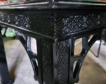 Paar vintage Chinese Chippendale-bijzettafels in zwart met ingewikkelde uitgesneden details