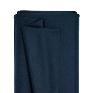 Peut inclure: Un rouleau de tissu bleu marine. Le tissu est plié sur le dessus, révélant une texture en couches. La couleur bleu foncé suggère un matériau formel ou élégant, adapté aux projets de vêtements ou de décoration intérieure.