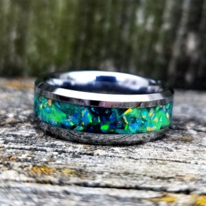 Wolframring mit grünem und jadegrünem Feueropal Feueropal Ring. leuchtenden Ring. Galaxy Ring. Hochzeit Verlobungsring. Herrenring. Gehämmert Ring.