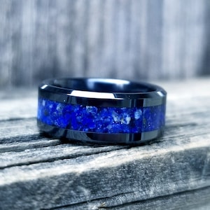 Black ceramic ring with lapis lazuli inlay. Crushed lapis lazuli ring. Blue ring. wedding ring. Men&#39;s ring. Women&#39;s ring. Sizes 5-13