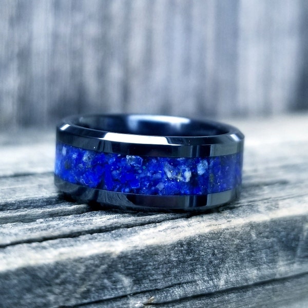 Bague en céramique noire avec incrustation de lapis-lazuli. Bague en lapis-lazuli broyé. Bague bleue. alliance. Bague pour homme. Bague femme. Tailles 5-13