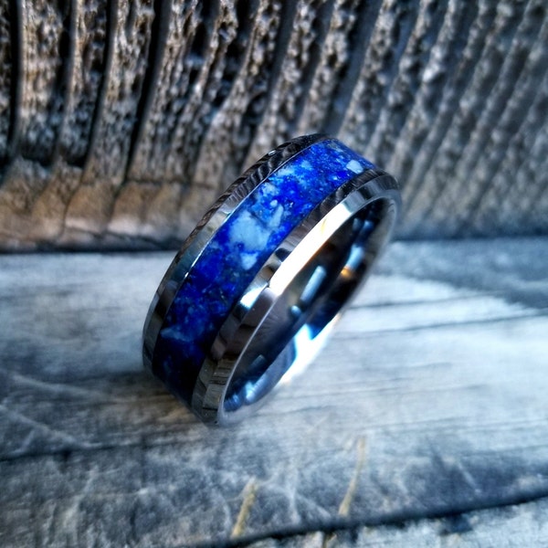 Bague en tungstène avec incrustation de lapis-lazuli. Bague en lapis-lazuli broyé. Bague en lapis. Alliance. Bague de fiançailles. Bague pour homme. Bague femme.