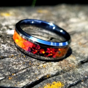 Wolfraamring met amberkleurige opaal en rode vuuropaalring. Gloeiring. Vuuropaal ring. trouwring. Herenring. Damesring. Maten 5-13