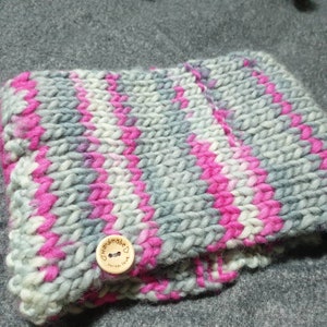Peut inclure: Bandeau tricoté rayé gris et rose avec un bouton en bois qui dit "Handmade with love".