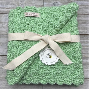 Zielony kocyk dla niemowląt zrobiony ręcznie na szydełku. Prezent na baby shower. Powitanie w domu. Prezent dla nowego rodzica, niemowlęcia i dziecka. Prezent firmowy dla dziecka.