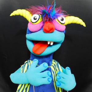 Professionell monsterdocka i buktalarstil