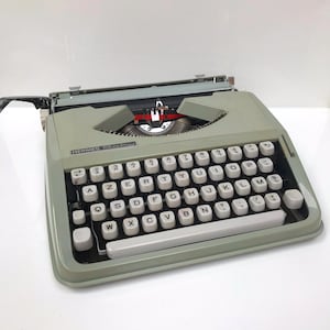 Vintage französische Hermes Baby Schreibmaschine salbeigrün Körper weiße Tasten. WestDeutschland. AZERTY Tastatur voll funktionsfähig
